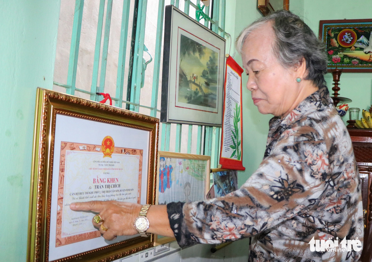 Năm 2016, bà Chích vinh dự được Thủ tướng tặng bằng khen về thành tích xuất sắc trong học tập và làm theo tư tưởng, đạo đức Hồ Chí Minh - Ảnh: DUY NGỌC