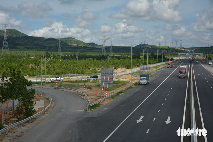 Xe cộ rẽ vào đường nhánh thuộc nút giao cao tốc Phan Thiết - Dầu Giây với quốc lộ 55 ở huyện Hàm Tân, Bình Thuận - Ảnh: ĐỨC TRONG
