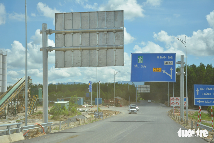 Nút giao lên xuống giữa quốc lộ 55 với tuyến chính cao tốc Phan Thiết - Dầu Giây - Ảnh: ĐỨC TRONG