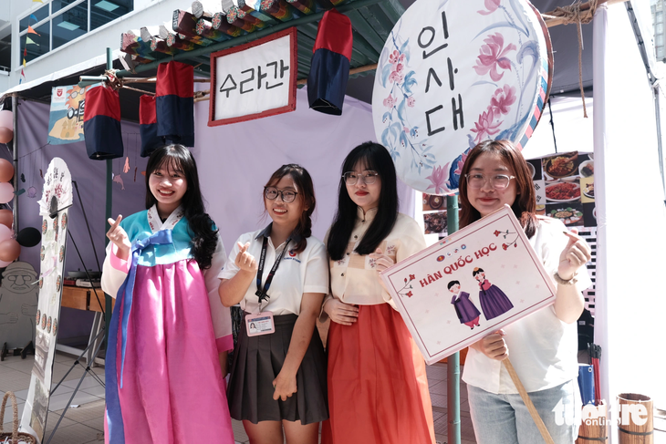 Nhóm bạn của Lê Thị Linh Chi (sinh viên khoa Hàn Quốc học, Trường đại học Khoa học xã hội và Nhân văn, Đại học Quốc gia TP.HCM) diện Hanbok đến tham dự lễ hội - Ảnh: NGỌC PHƯỢNG