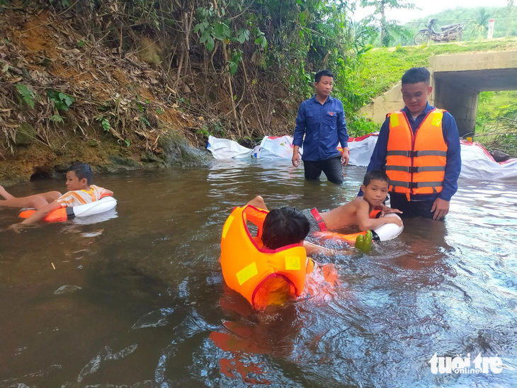  Đoàn thanh niên huyện Quế Phong, Nghệ An làm bể bơi ở suối, dạy bơi cho trẻ em - Ảnh: DOÃN HÒA