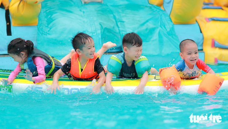 Học sinh học bơi tại một cơ sở giáo dục ở Nghệ An - Ảnh: DOÃN HÒA