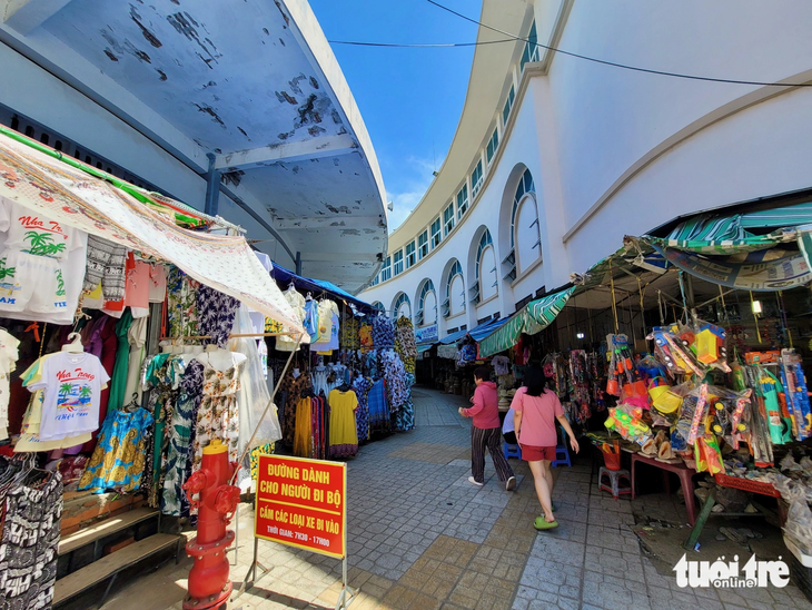 Mái vòm giao nhau giữa chợ cũ và chợ mới vô tình làm bóng râm che mát cho người đi lại - Ảnh: TRẦN HƯỚNG