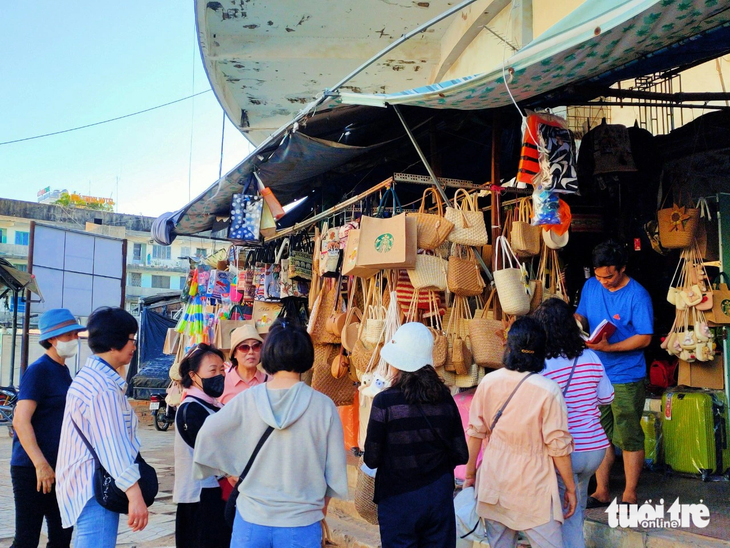 Du khách và tiểu thương mua bán tại vành đai chợ Đầm - Ảnh: MINH CHIẾN