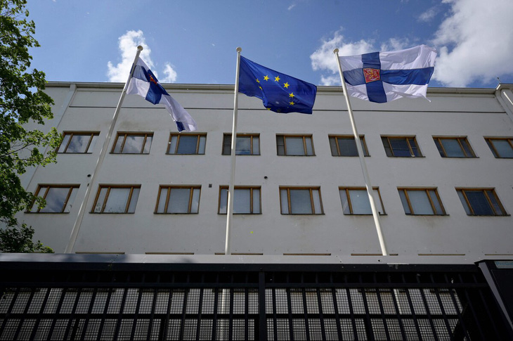 Cờ Phần Lan và Liên minh châu Âu (EU) tung bay bên ngoài Đại sứ quán Phần Lan ở Matxcơva, Nga - Ảnh: AFP