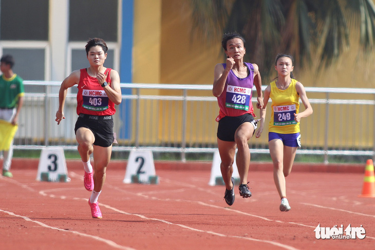 Ở vòng loại 100m nữ, Trần Thị Nhi Yến (số đeo 428) dẫn đầu với thành tích 11,76 giây - Ảnh: HOÀNG TÙNG