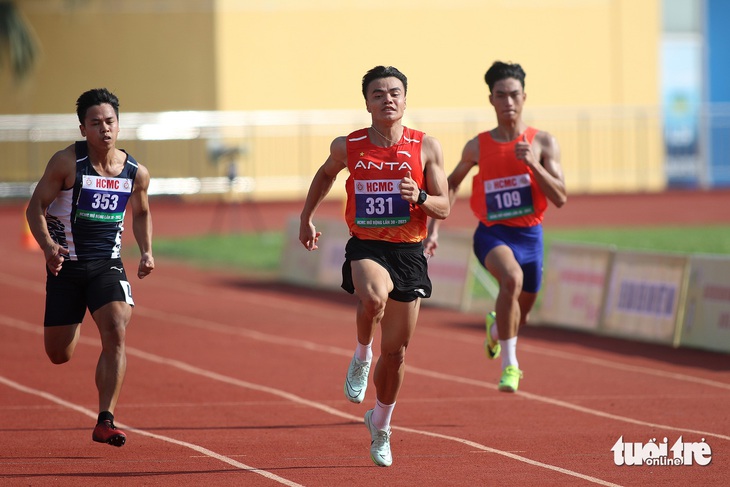 "Vua tốc độ" Ngần Ngọc Nghĩa (331) dẫn đầu vòng loại 100m nam với thành tích 10,81 giây