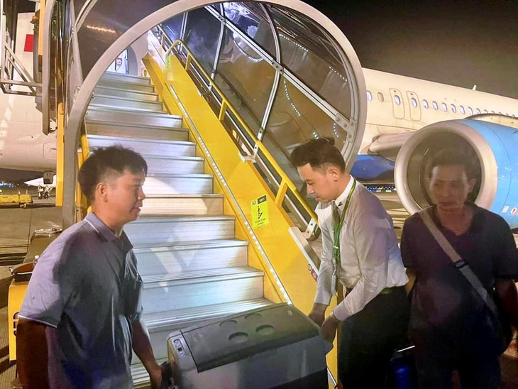 Đoàn bác sĩ của Bệnh viện Trung ương Huế đưa trái tim vừa được lấy ở Hà Nội lên máy bay tối 6-7 - Ảnh: Bệnh viện Trung ương Huế cung cấp