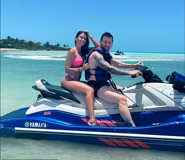 Vợ chồng Lionel Messi tận hưởng kỳ nghỉ vùng Caribbean - Ảnh: INSTAGRAM