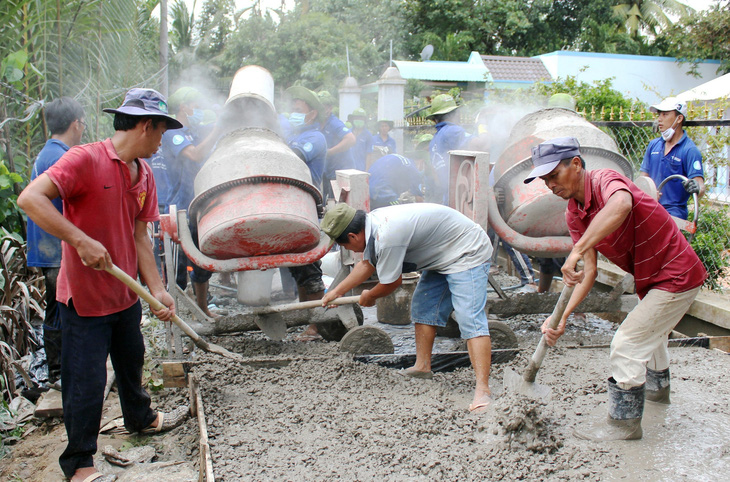 Chiến sĩ tình nguyện cùng bà con địa phương đã hợp sức tạo nên nhiều công trình dân sinh ý nghĩa - Ảnh: Q.L.