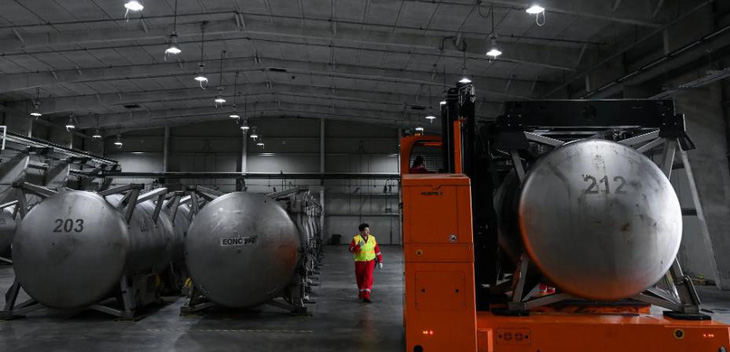 Các thùng chứa hình trụ lớn được sử dụng để vận chuyển vũ khí hóa học từ hầm chứa đến cơ sở xử lý - Ảnh: THE NEW YORK TIMES