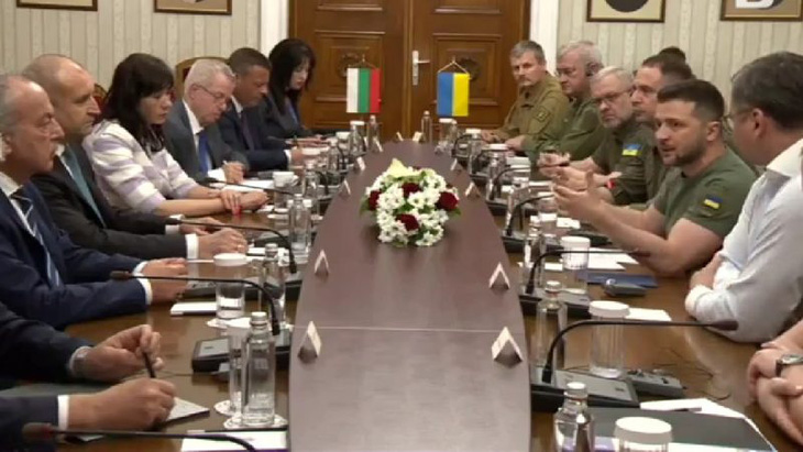 Cuộc họp được truyền hình trực tiếp giữa Tổng thống Ukraine Volodymyr Zelensky và Tổng thống Bulgaria Rumen Radev - Ảnh: EURACTIV