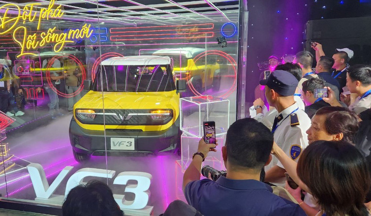 VF 3 - ô tô điện cỡ nhỏ mới nhất của VinFast - là tâm điểm thu hút người xem tại triển lãm - Ảnh: TUẤN PHÙNG