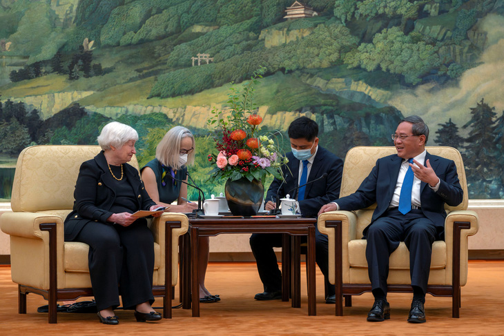 Bộ trưởng Tài chính Janet Yellen (trái) gặp Thủ tướng Lý Cường ngày 7-7 - Ảnh: REUTERS