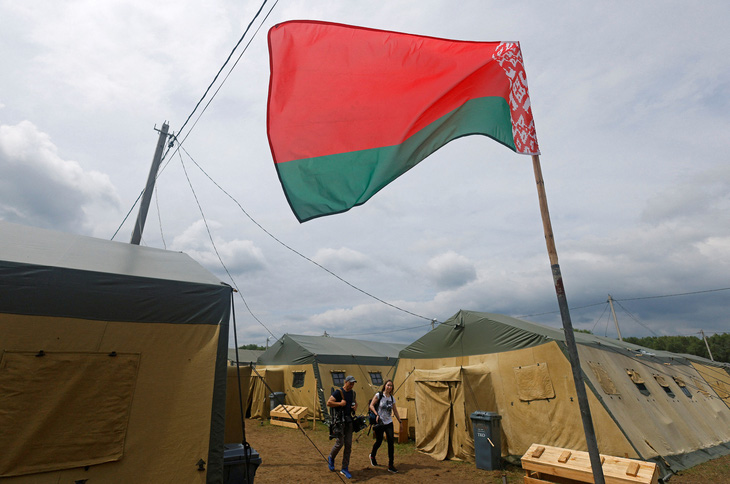 Hôm 7-7, Chính phủ Belarus đã đưa các hãng truyền thông nước ngoài tới một doanh trại quân đội không còn sử dụng. Họ nói rằng doanh trại này có thể được các chiến binh Wagner sử dụng nếu họ đến Belarus - Ảnh: REUTERS