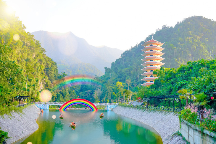 Cổng trời Đông Giang được coi là khu du lịch điểm nhấn, tạo sức hút du khách tới miền núi Quảng Nam - Ảnh: PHƯƠNG THẢO
