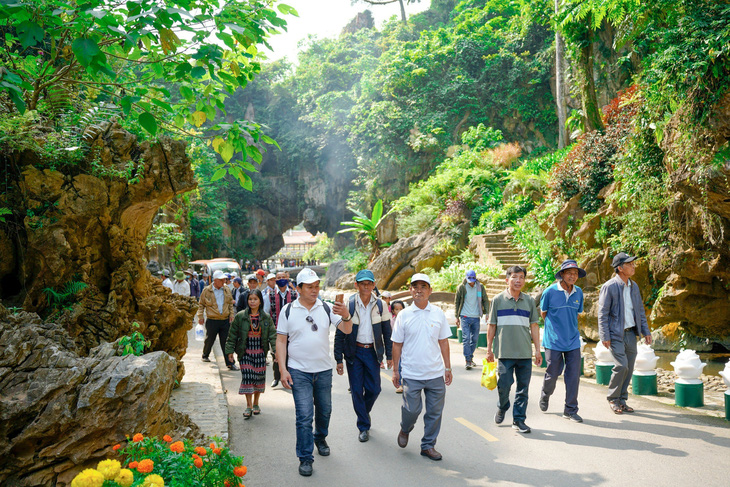 Du khách tham quan khu du lịch sinh thái Cổng trời Đông Giang - Ảnh: PHƯƠNG THẢO