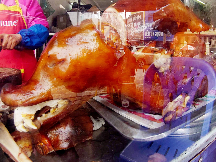 Một cửa hàng bán thịt chó ở Hà Nội - Ảnh: NAM TRẦN