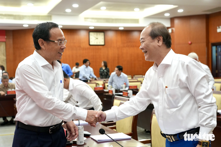 Bí thư Thành ủy TP.HCM Nguyễn Văn Nên (trái) gặp gỡ, trò chuyện cùng các đại biểu tham dự hội nghị - Ảnh: HỮU HẠNH