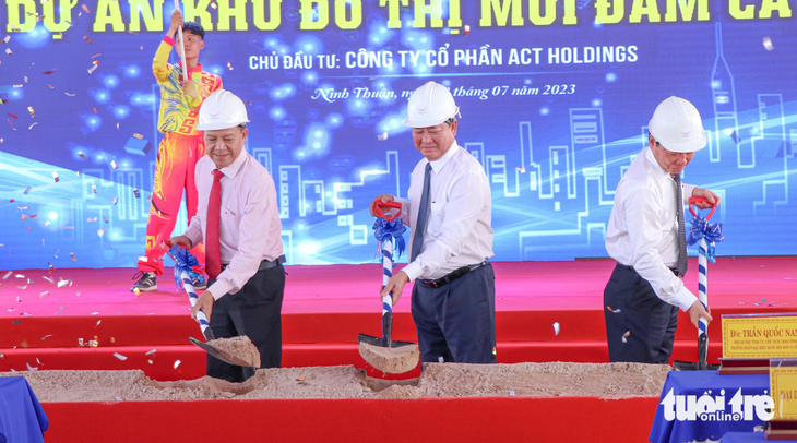 Lãnh đạo tỉnh Ninh Thuận và chủ đầu tư tham gia nghi thức khởi công dự án - Ảnh: DUY NGỌC