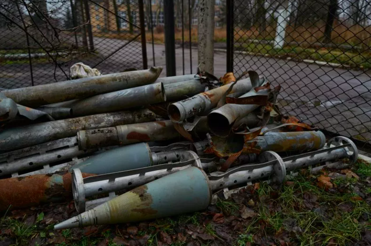 Phần còn lại của đạn pháo và tên lửa, gồm cả bom đạn chùm, được cất giữ tại thành phố Toretsk, Ukraine vào tháng 12-2022 - Ảnh: NEWSWEEK/GETTY IMAGES