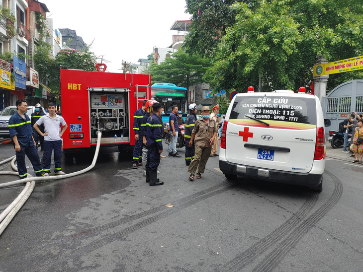 10h43, thêm một xe cứu thương rời khỏi căn nhà bị cháy. Lực lượng cảnh sát đang thu dọn thiết bị chữa cháy - Ảnh: CHÍ TUỆ