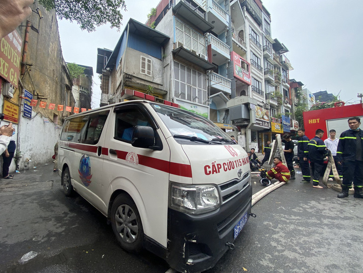 Xe cứu thương đưa thi thể nạn nhân cuối cùng rời khỏi hiện trường lúc 11h - Ảnh: C.TUỆ
