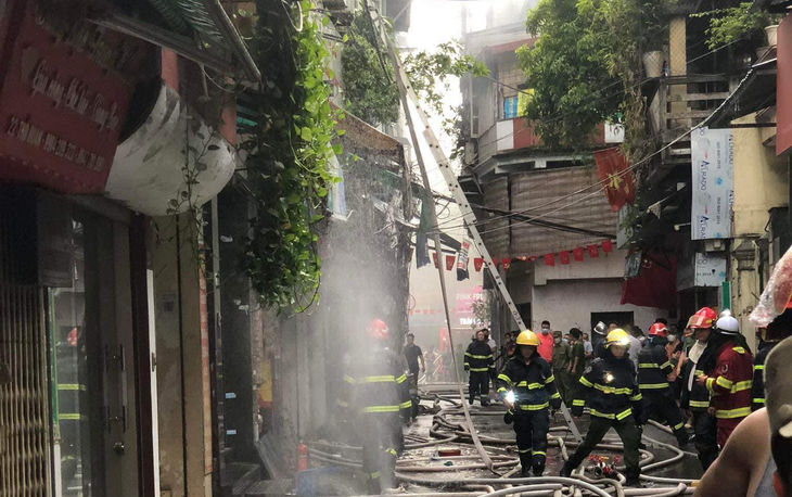 Cảnh sát tiến hành dập lửa - Ảnh: MINH QUANG