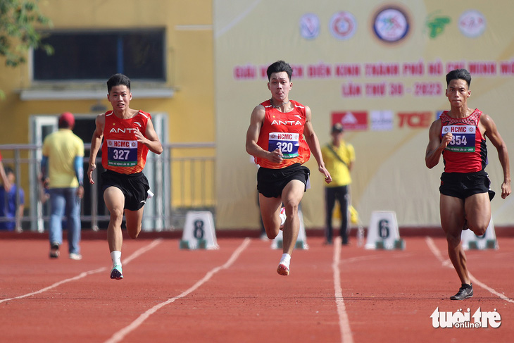 Chân chạy 100m Lâm Quang Huy (327) đạt thông số 11,44 giây trong lần kiểm tra thành tích tại Giải điền kinh TP.HCM mở rộng 2023 - Ảnh: HOÀNG TÙNG