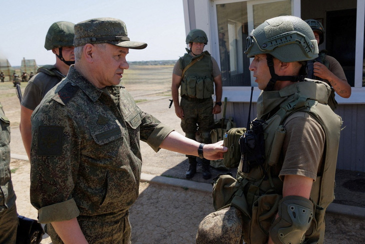 Bộ trưởng Nga Shoigu thị sát khu vực huấn luyện các binh sĩ trong bức ảnh công bố ngày 8-7 - Ảnh: REUTERS