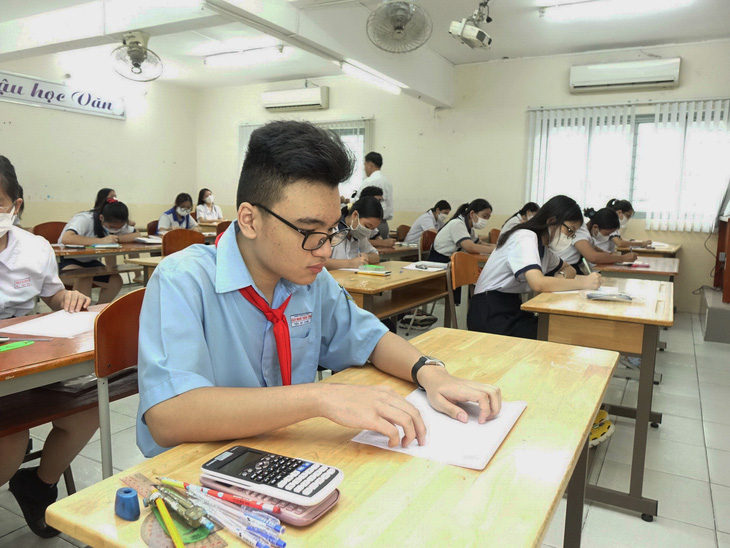 Thí sinh tham dự kỳ thi tuyển sinh lớp 10 năm 2023 tại điểm thi Trường THPT Nguyễn Du, Q.10, TP.HCM - Ảnh: NHƯ HÙNG