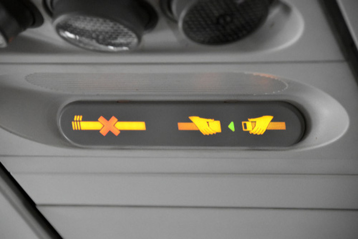 Nếu không có việc cần thiết phải rời khỏi chỗ ngồi, hãy thắt dây an toàn trong suốt chuyến bay - Ảnh: Yahoo