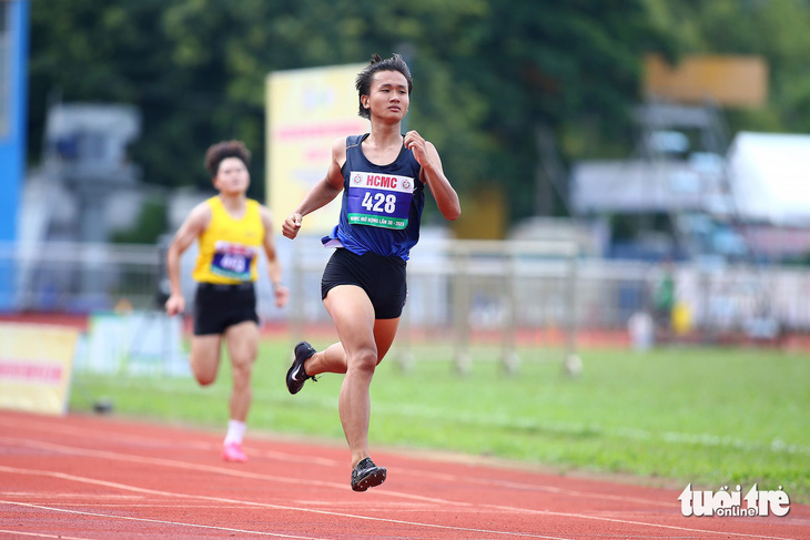 Trần Thị Nhi Yến đang nâng dần thành tích ở cự ly 100m và 200m - Ảnh: HOÀNG TÙNG