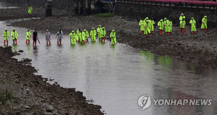 Hôm 4-7, cảnh sát địa phương đang tìm kiếm bé trai 5 ngày tuổi bị cha mẹ giết chết rồi vứt xác xuống một con suối ở thành phố Geoje, thuộc tỉnh Gyeongsang Nam - Ảnh: YONHAP