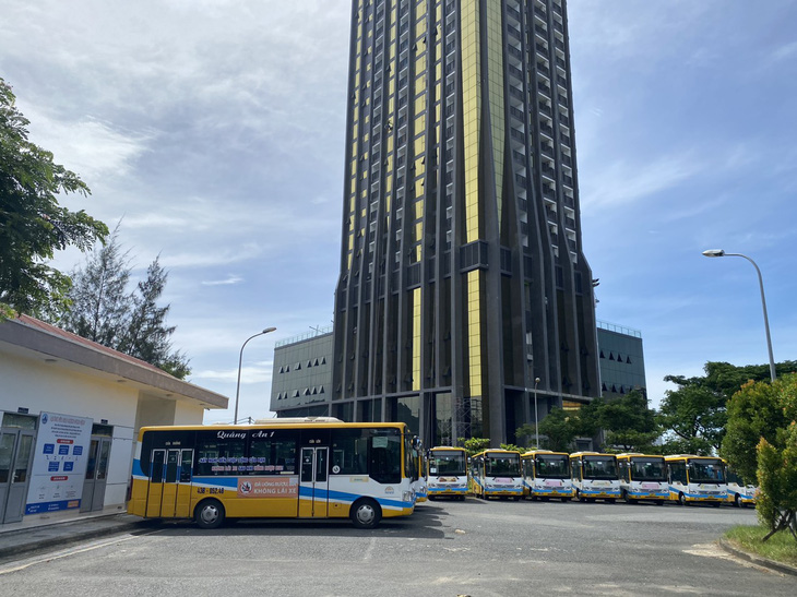 Nhiều tuyến xe buýt ở Đà Nẵng vẫn nằm bất động sau hàng tuần vì tài xế chưa nhận được lương (ảnh chụp ngày 4-7) - Ảnh: TRƯỜNG TRUNG