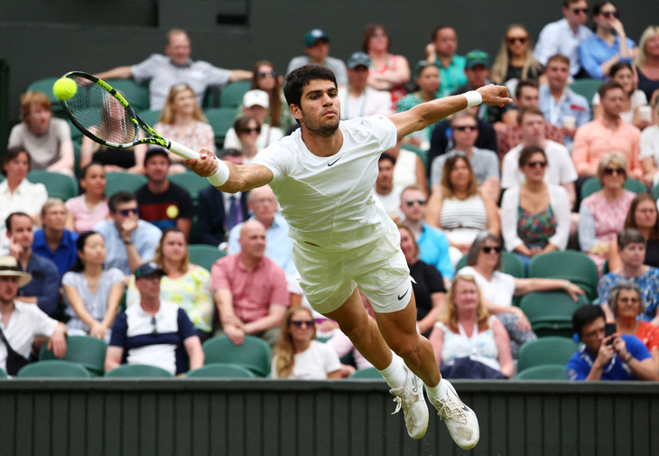 Nối gót Djokovic, Carlos Alcaraz giành quyền góp mặt ở vòng 4 Wimbledon 2023 - Ảnh: REUTERS