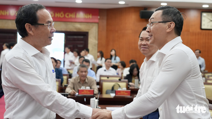 Bí thư Thành ủy TP.HCM Nguyễn Văn Nên (trái) gặp gỡ đại biểu tham dự hội nghị - Ảnh HỮU HẠNH
