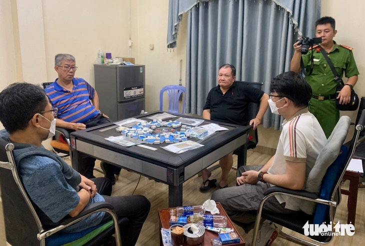 Hiện trường vụ tổ chức cho người nước ngoài đánh bạc bị phát hiện tại TP Thuận An, Bình Dương - Ảnh: T.D.