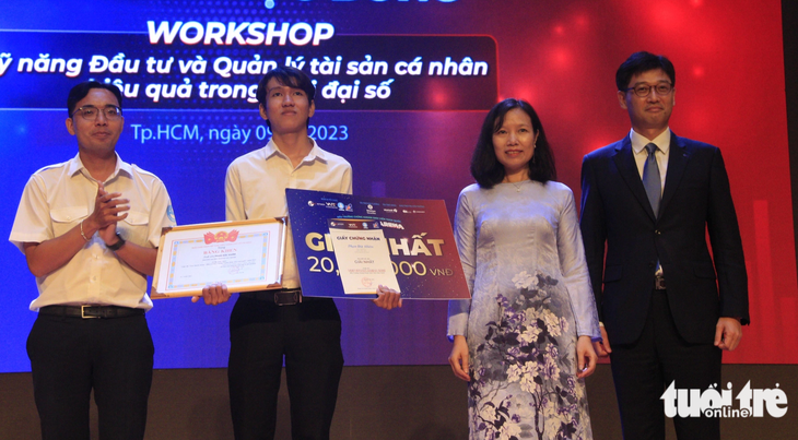 Sinh viên Phạm Đức Khiêm (Trường đại học Nguyễn Tất Thành) xuất sắc giành giải nhất cuộc thi chứng khoán với phần thưởng 20 triệu đồng - Ảnh: CÔNG TRIỆU