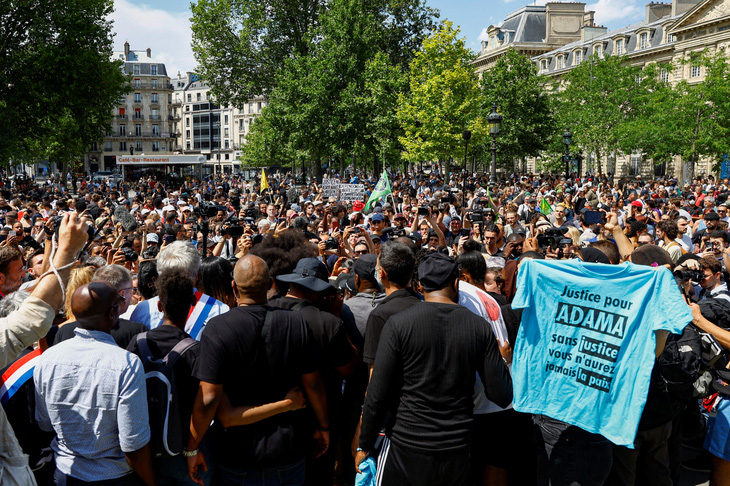 Người dân Paris tuần hành tưởng nhớ Adama Traore, một người Pháp da màu 24 tuổi đã chết do cảnh sát vào năm 2016. Trong khi đó, các cuộc biểu tình chống bất bình đẳng sau cái chết của thiếu niên 17 tuổi Nahel vẫn chưa dừng lại - Ảnh: REUTERS