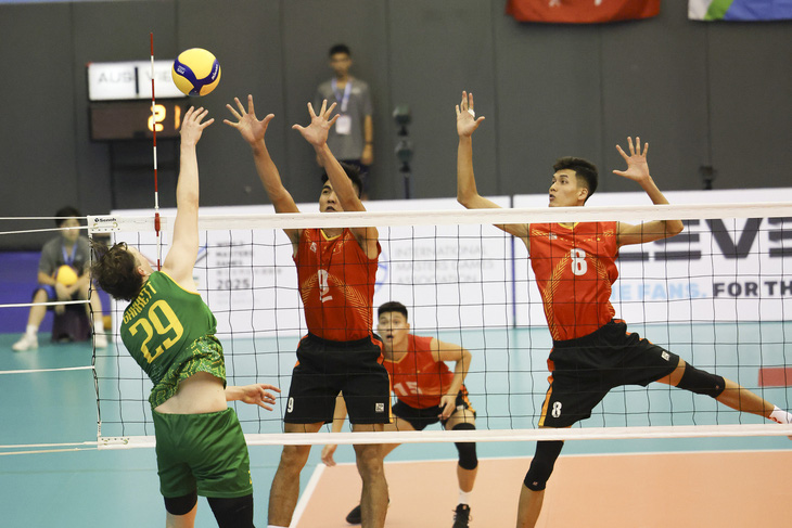 Tuyển bóng chuyền nam Việt Nam (áo đỏ) tỏ ra lép vế trước đội tuyển Úc - Ảnh: AVC