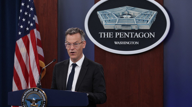 Ông Colin Kahl, thứ trưởng Bộ Quốc phòng Mỹ, phát biểu trong cuộc họp báo ở Virginia, ngày 7-7 - Ảnh: AFP