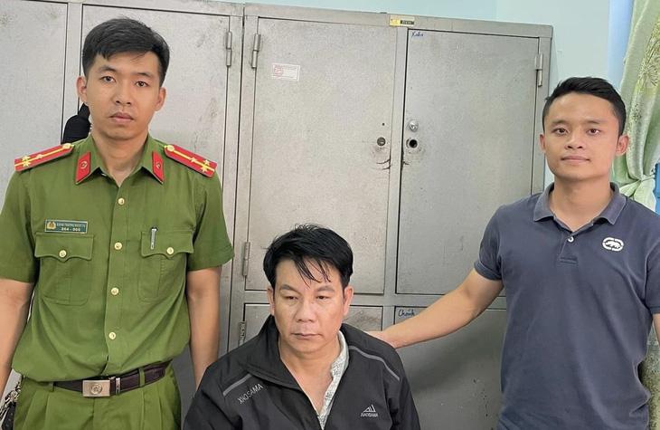 Đại tá công an dỏm Trần Văn Trí (giữa) bị công an bắt giữ tại Quảng Ngãi - Ảnh: Công an TP Quảng Ngãi