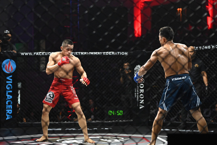 Đỗ Phúc Hậu (đỏ) giành chiến thắng knock-out ấn tượng - Ảnh: MMA LION