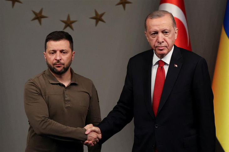 Tổng thống Ukraine Volodymyr Zelensky bắt tay Tổng thống Thổ Nhĩ Kỳ Recep Tayyip Erdogan trong chuyến thăm đầu tiên đến Thổ Nhĩ Kỳ kể từ sau chiến sự Nga - Ukraine - Ảnh: REUTERS