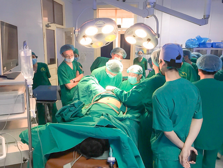 PGS.TS Nguyễn Anh Tuấn phẫu thuật cho bệnh nhân ung thư - Ảnh: BSCC