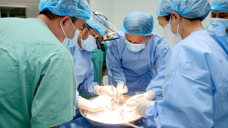 Sau hơn một giờ phẫu thuật, trái tim được đưa từ Hà Nội bằng chuyến bay QH1201 đã đập trở lại trong lồng ngực bệnh nhân ở Huế - Ảnh: THƯỢNG HIỂN