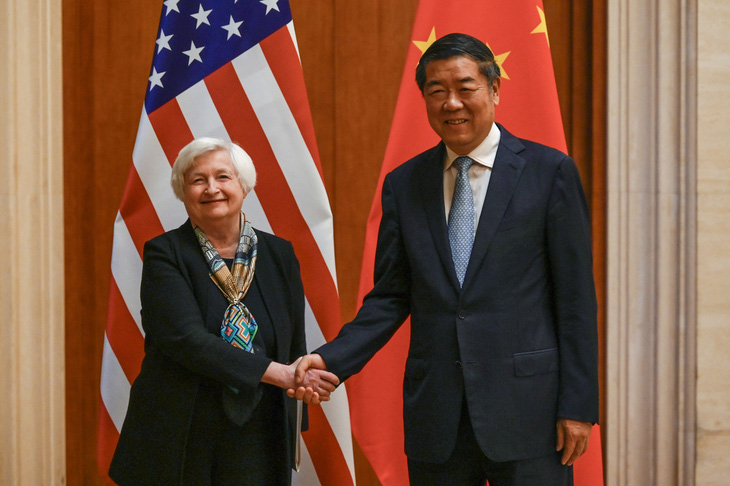 Bà Janet Yellen bắt tay cùng Phó thủ tướng Trung Quốc Hà Lập Phong hôm 8-7 - Ảnh: AFP