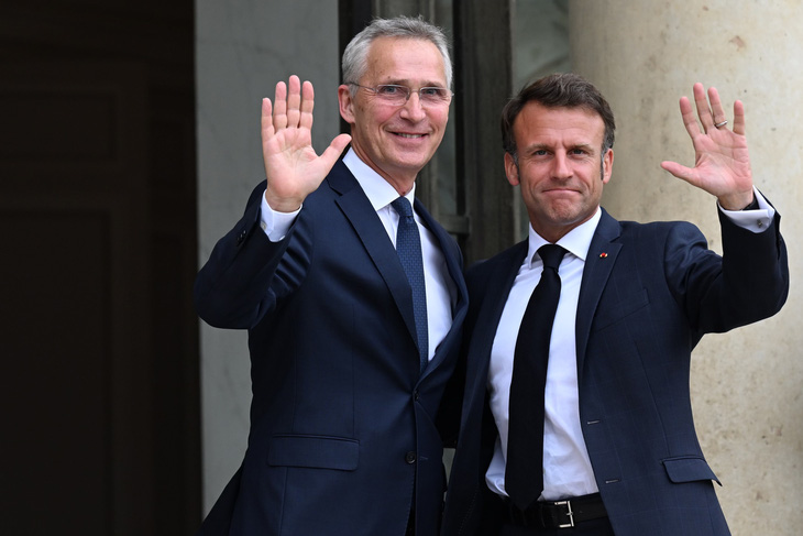 Tổng thống Pháp Emmanuel Macron (phải) cùng Tổng thư ký NATO Jens Stoltenberg (trái) chụp ảnh lưu liệm trước thềm cuộc họp tại Điện Elysée (Paris) hôm 28-6 - Ảnh: AFP