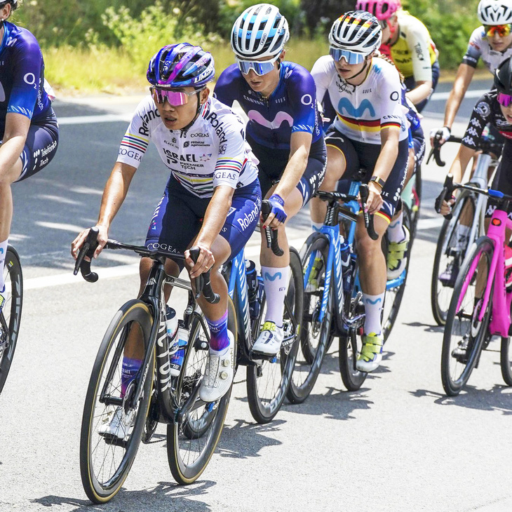 Nguyễn Thị Thật (trái) thi đấu nỗ lực tại Giro d’Italia Donne 2023 - Ảnh: TWITTER